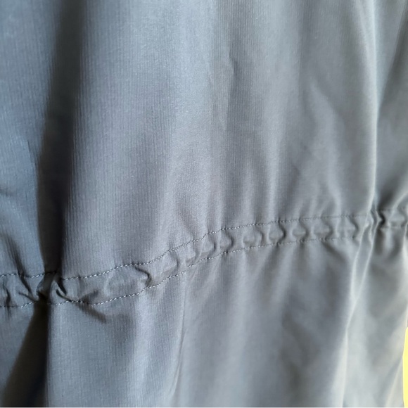 Under Armour Women’s Blue Golf Jacket - Picture 9 of 13